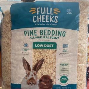 Full bag of full checks pine bedding for rabbits and Guinea pigs.